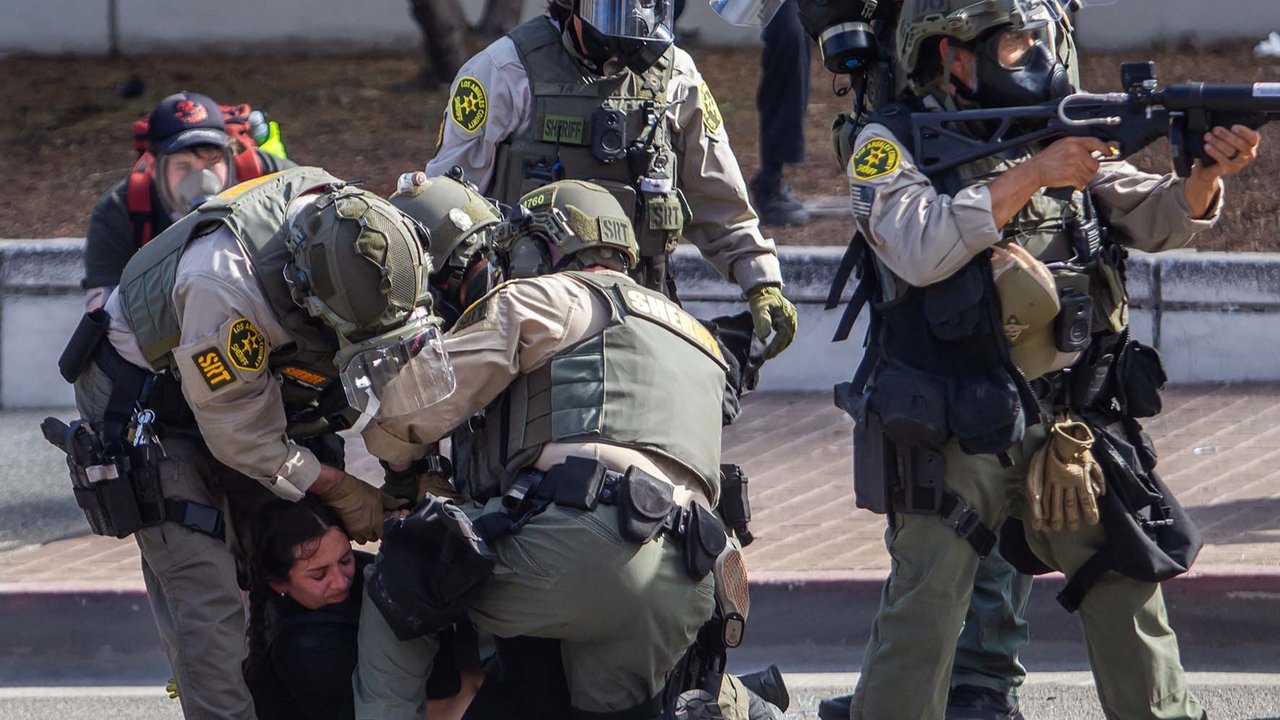 Petugas Sheriff menangkap seorang demonstran di depan Gedung Federal saat aksi  menentang Presiden AS Donald Trump di Los Angeles, California , AS, Sabtu (14/06/2025) waktu setempat.