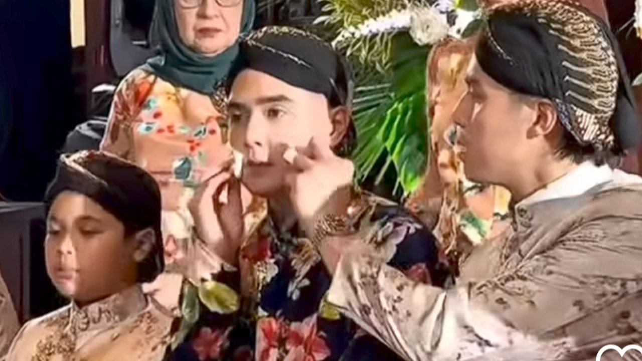 Sikap Manis El Rumi Selama Siraman Al Ghazali, Perhatian Banget Bersihkan Wajah Sang Kakak Pakai Tisue