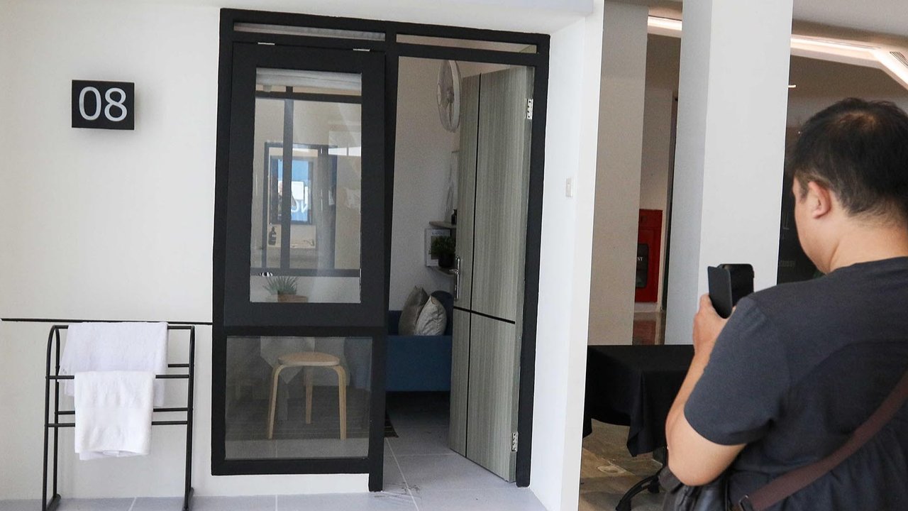 Pengunjung melihat contoh desain (mock up) rumah subsidi dengan luas 14 m persegi dan 23,4 meter persegi di Jakarta, Minggu (15/06/2025).