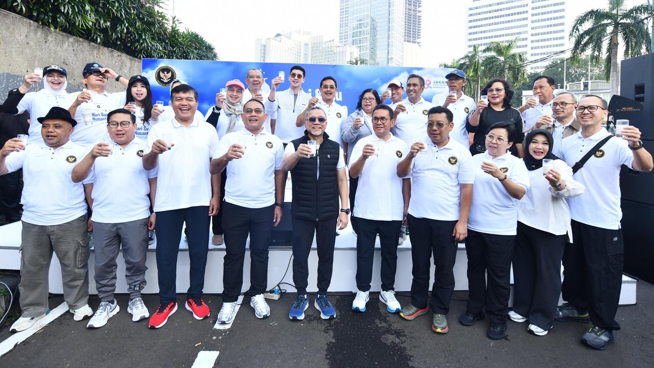 Menteri Koordinator Bidang Pangan Indonesia Zulkifli Hasan bersama VP CSR Pertamina Persero Rudi Arifianto bersama Corporate Secretary Pertamina Persero Brahmantya S. Poerwadi beserta jajaran secara simbolis meminum segelas susu bersama di acara Hari Susu Nusantara pada minggu (15/6) di Jalan Sudirman.