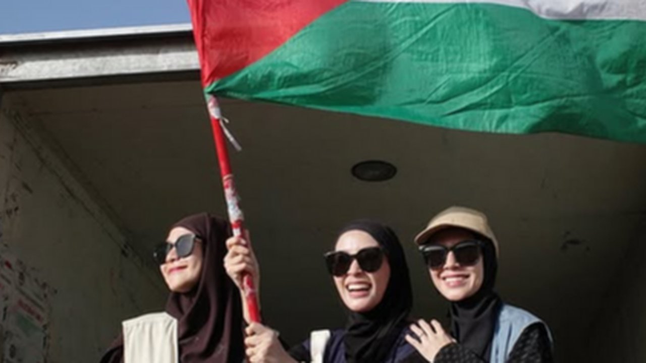 Potret Zaskia Adya Mecca Bareng Sederet Artis Indonesia Lakukan Aksi Solidaritas Jalan Kaki 50 KM Demi Gaza