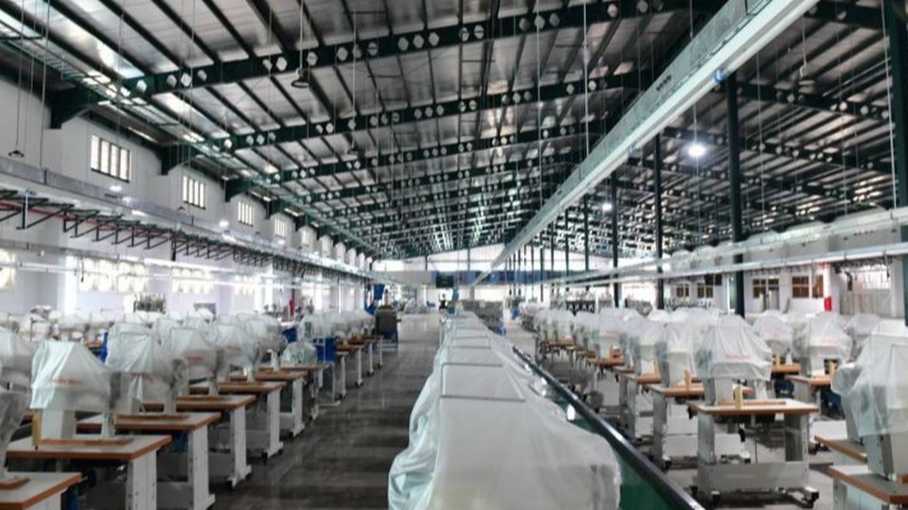 Aneh, Produksi Industri China Melemah di Tapi Penjualan Ritel Naik Tajam