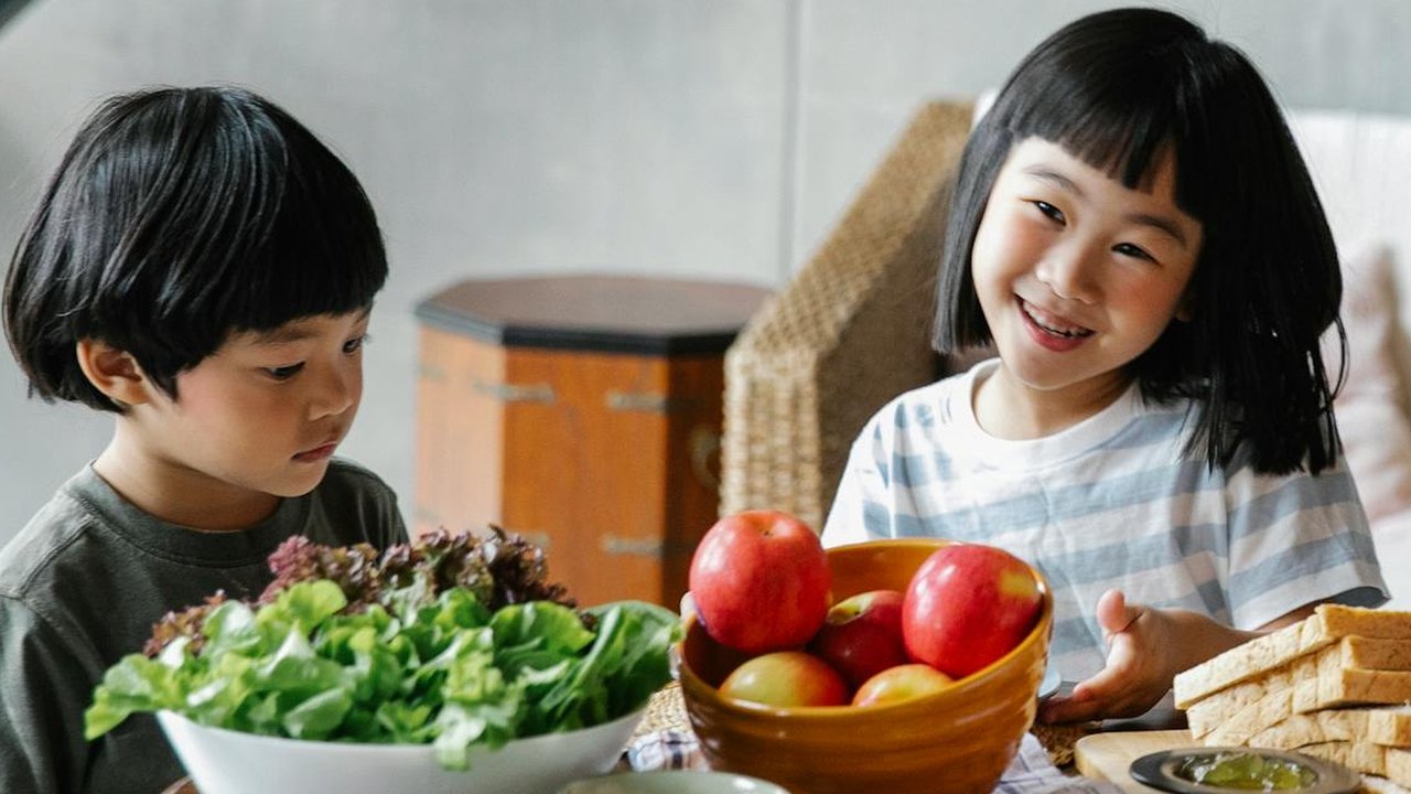 Ilustrasi Anak-anak Makan