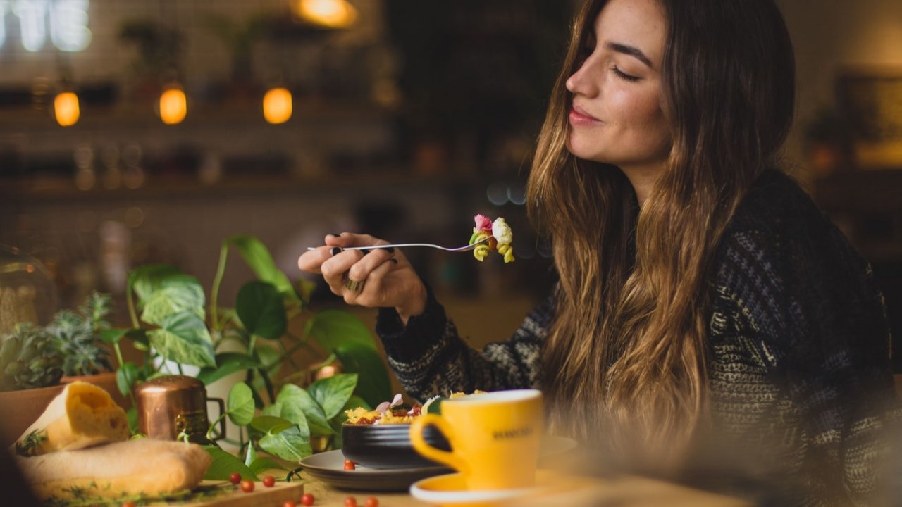 Ilustrasi makan makanan sehat. (Photo by Pablo Merchán Montes on Unsplash)
