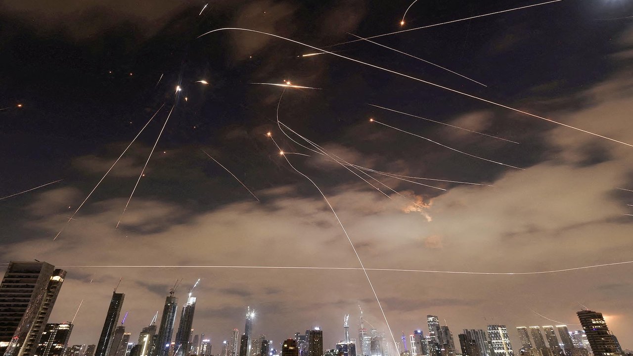 Sautan sirene menggema di penjuru Israel  terjadi saat serangan rudal balistik terus menghujani wilayah Israel sejak Minggu malam (15/6)  hingga Senin dinihari (16/06).