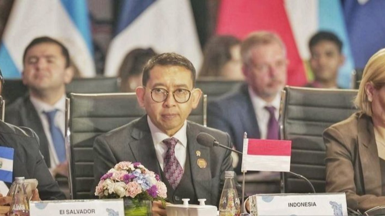 Menbud Fadli Zon umumkan dukungan pemerintah terhadap ekosistem perfilman Indonesia melalui program Dana Indonesiana, menawarkan pendanaan hingga Rp2,5 miliar dan berbagai fasilitasi lainnya.