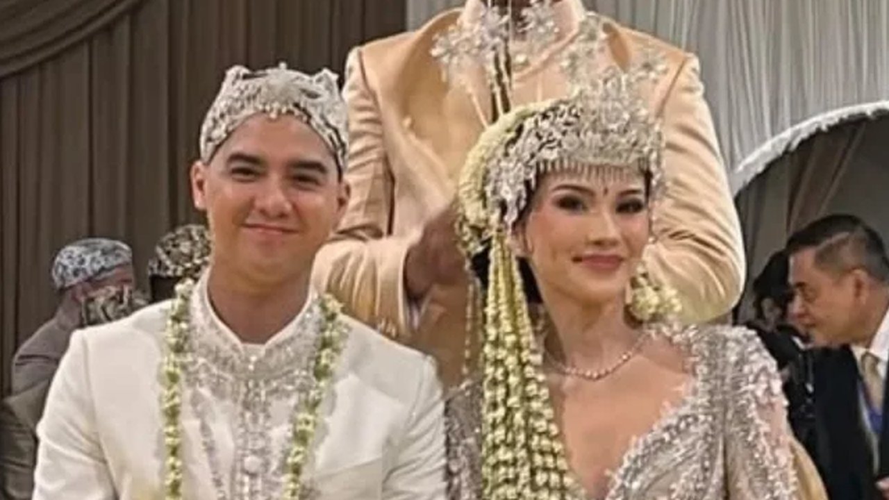 Potret Al Ghazali dan Alyssa Daguise Pamer Buku Nikah dan Cincin Kawin Usai Akad Nikah, Senyum Terus