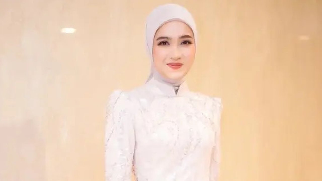 Hadiri pernikahan sang kakak, Cut Syifa memilih kebaya modern warna baby pink yang dipadukan dengan kain songket dan hijab warna senada. Kebaya tersebut hadir dengan detail potongan asimetris