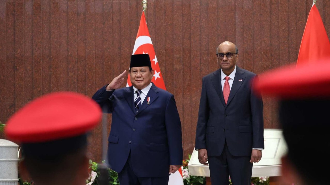 Presiden Prabowo Subianto didampingi Presiden Singapura Tharman Shanmugaratnam saat memberikan nama anggrek 'Paraphalante Dora Sigar Soemitro' di Parliament House, Singapura, pada Senin (16/6/2025).