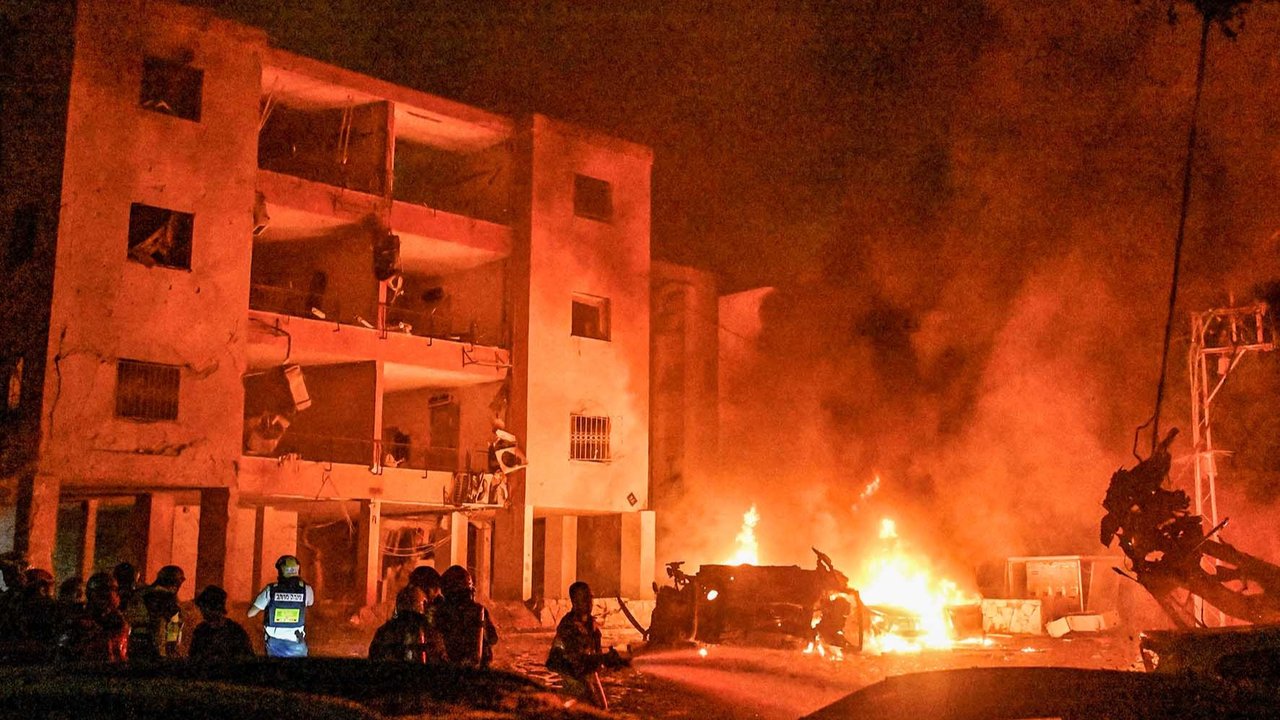 Pemandangan udara menunjukkan kerusakan parah bangunan akibat  serangan rudal Iran di Kota, di Bat Yam, Israel Minggu (15/06/2025).