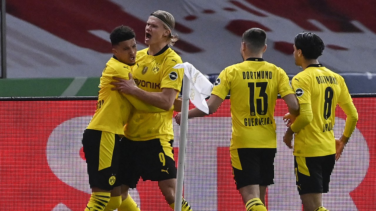 Para pemain Borussia Dortmund merayakan gol pertama ke gawang RB Leipzig yang dicetak gelandang Jadon Sancho (kiri) dalam laga final DFB Pokal 2020/2021 di Olympiastadion, Berlin, Kamis (13/5/2021). Dortmund menang 4-1 atas Leipzig dan menjadi juara. (AFP/John MacDougall/Pool)
