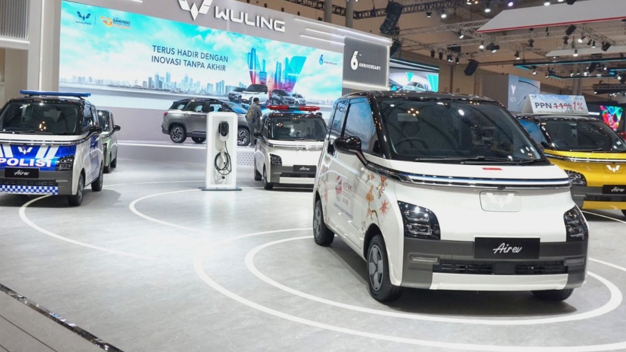 Wuling menampilkan tiga model Air ev yang tampilannya telah disesuaikan untuk menggoda pengunjung GIIAS 2023.