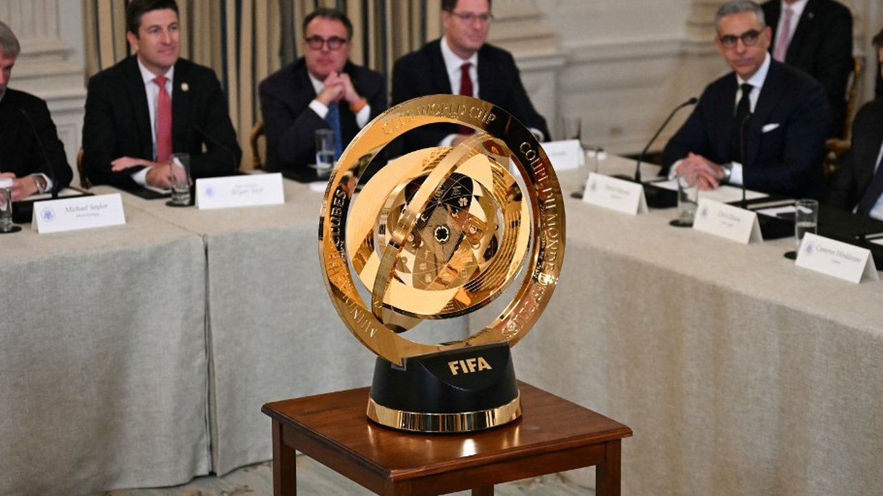 <p>Trofi Piala Dunia Antarklub FIFA yang baru berada di tengah ruangan selama KTT Kripto Gedung Putih di Washington DC, 7 Maret 2025 waktu setempat. (Jim WATSON / AFP)</p>
