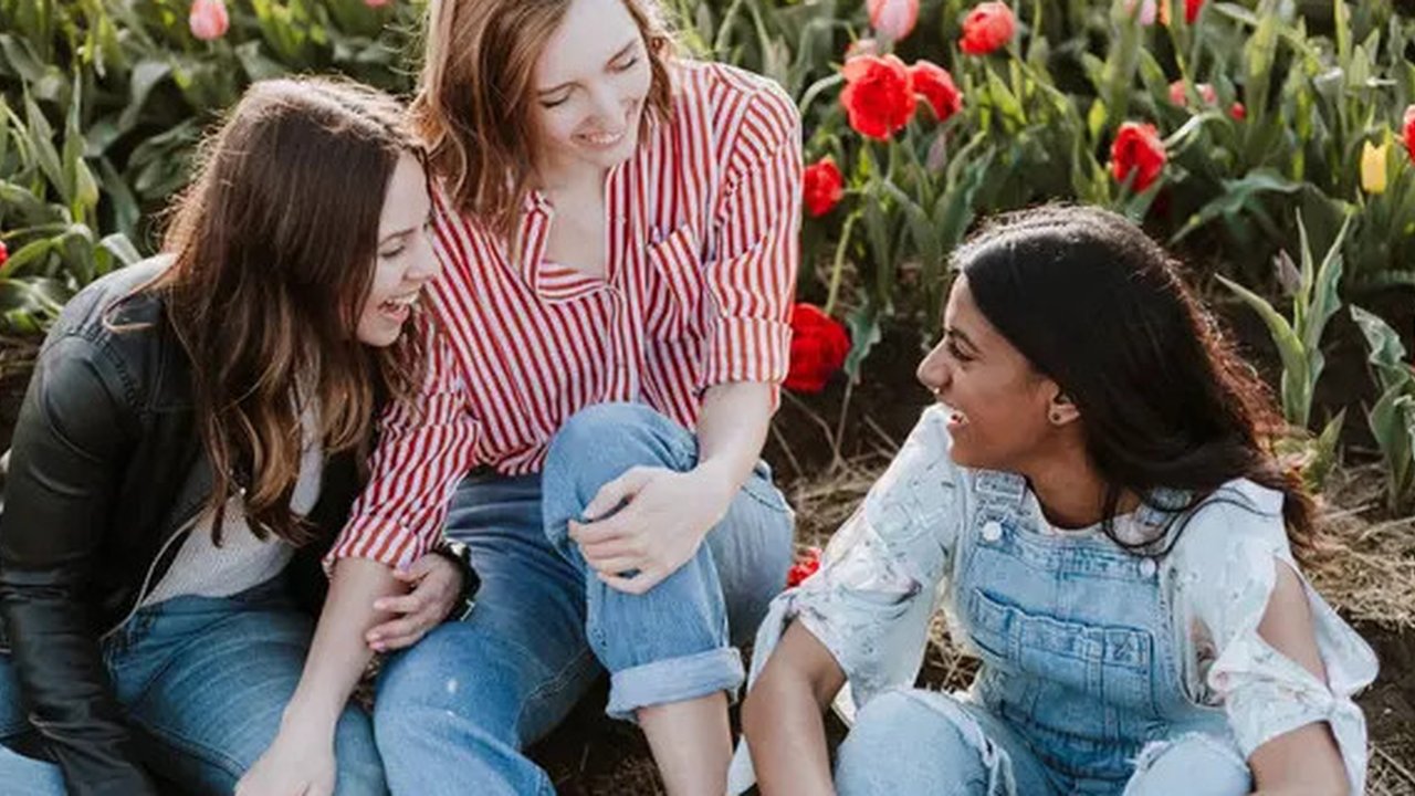 Ilustrasi ngobrol. (Photo by Adam Winger on Unsplash)