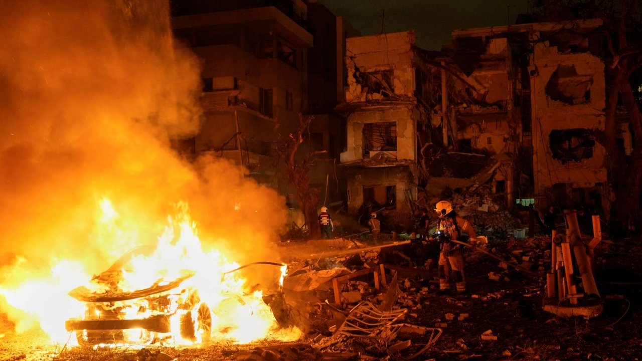 Iran meluncurkan ratusan rudal balistik sebagai serangan besar-besaran terhadap Israel, Jumat malam (13/06/2025).