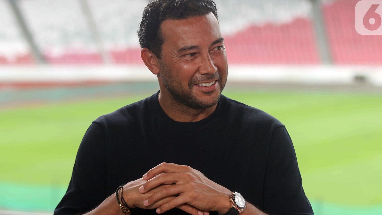 <p>Asisten pelatih timnas Indonesia, Denny Landzaat saat wawancara khusus dengan SCTV di tribun VIP Stadion Utama Gelora Bung Karno, Jakarta, Selasa (14/1/2025). (Liputan6.com/Herman Zakharia)</p>