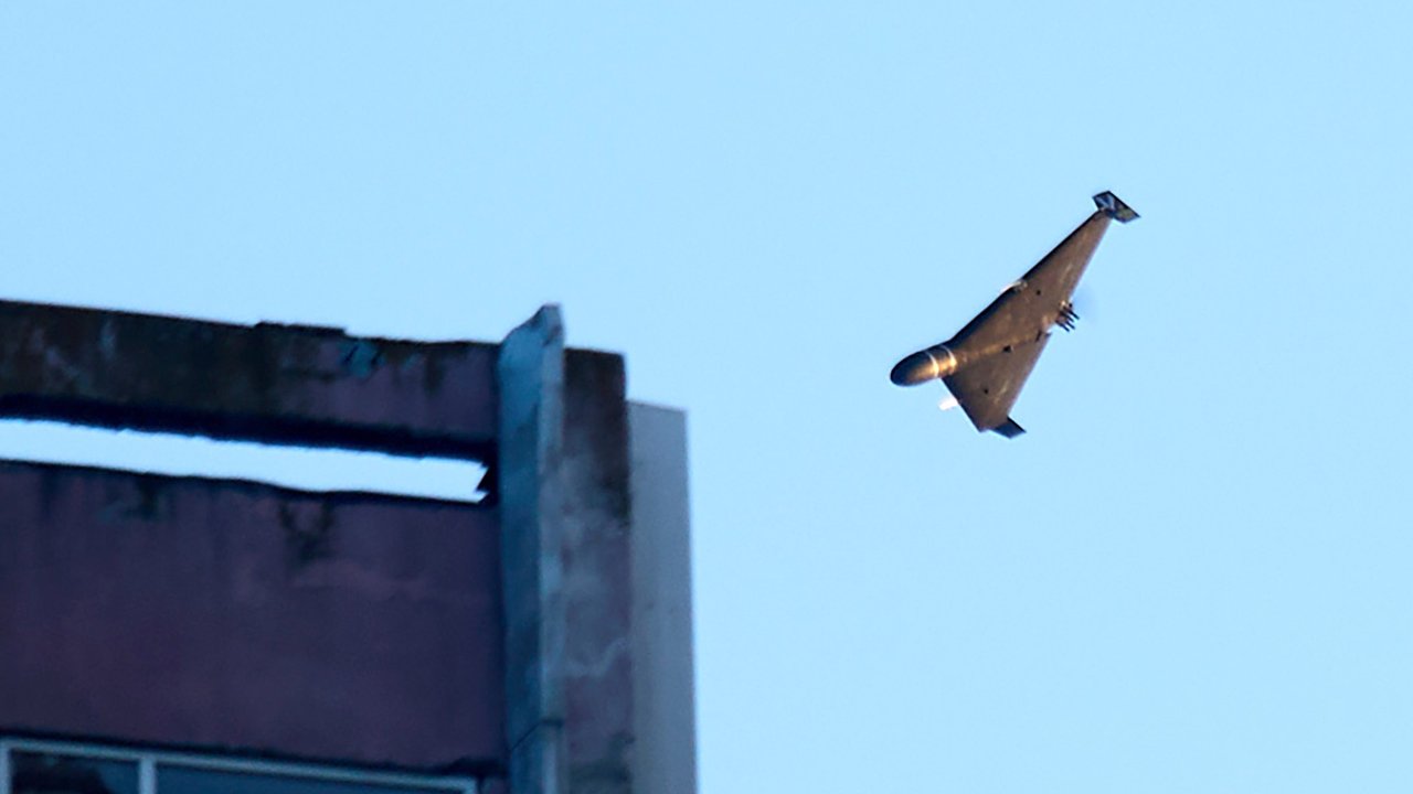 Drone Rusia saat menyerang sebuah gedung di Kyiv, Ukraina, Selasa, (17/06/2025).