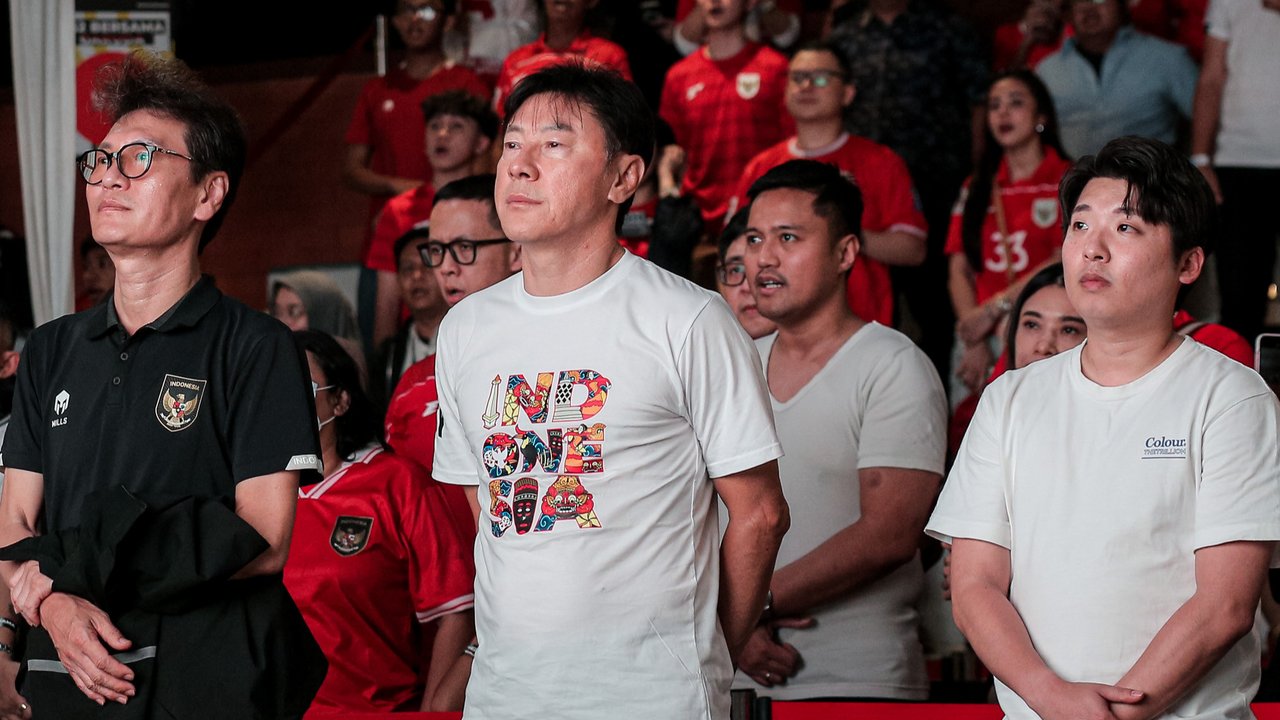 Mantan pelatih Timnas Indonesia, Shin Tae-yong (kedua kanan) menyanyikan lagu Indonesia Pusaka setelah nonton bareng laga lanjutan Putaran Ketiga Kualifikasi Piala Dunia 2026 melawan Australia di daerah sekitar Setiabudi, Jakarta Pusat, Kamis (20/03/2025) sore WIB. (Bola.com/Bagaskara Lazuardi)