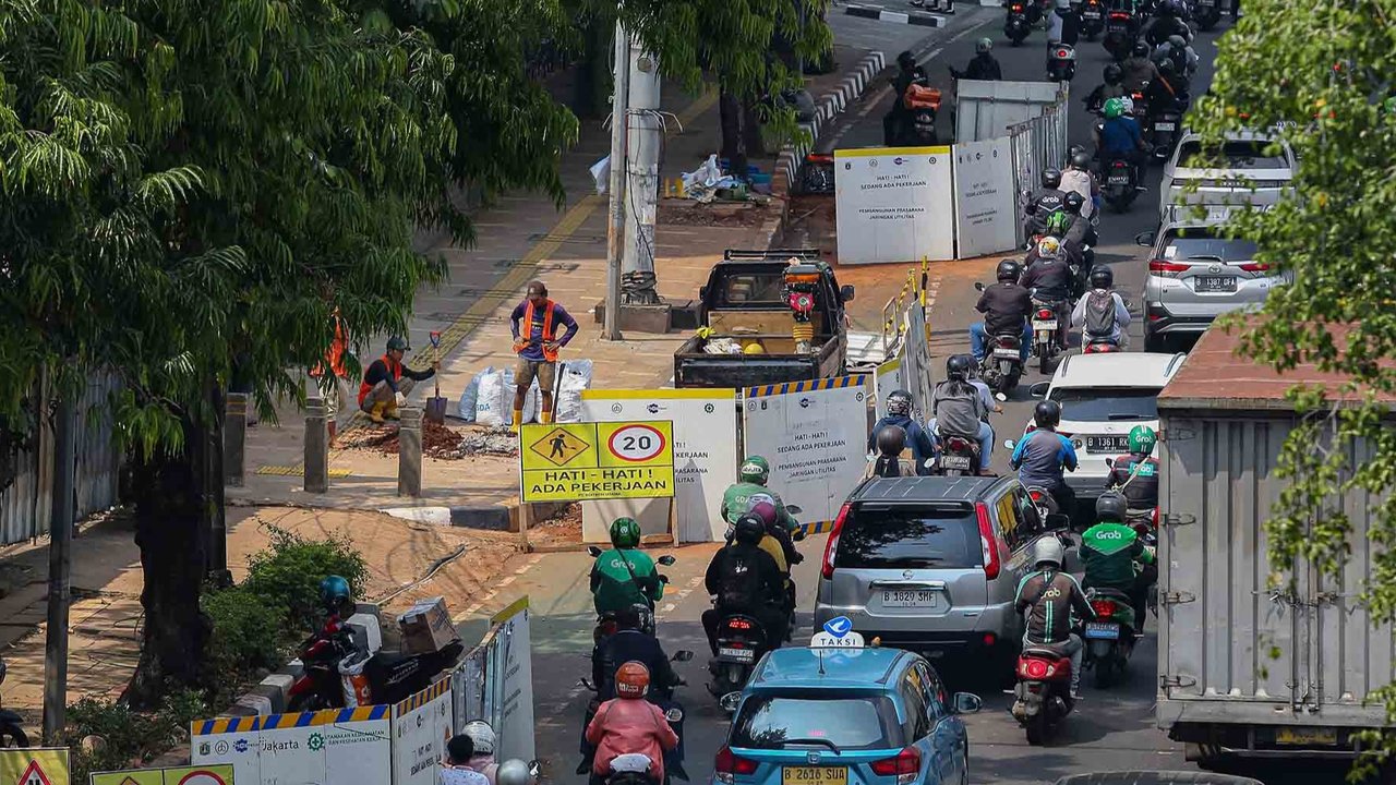 Sejumlah kendaraan terjebak kemacetan akibat penyempitan jalan dikarenakan adanya proyek galian  di kawasan Gatot Subroto, Jakarta, Selasa (17/06/2025).