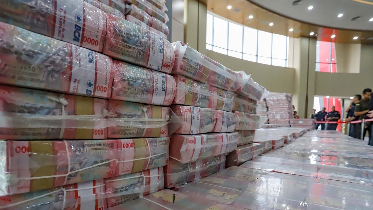 Uang 2 trilyun rupiah yang disita dalam kasus perkara dugaan korupsi pemberian fasilitas ekspor minyak sawit mentah atau crude palm oil (CPO) dan produk turunannya tahun 2022 di Kejagung RI, Jakarta, Selasa (17/06/2026)