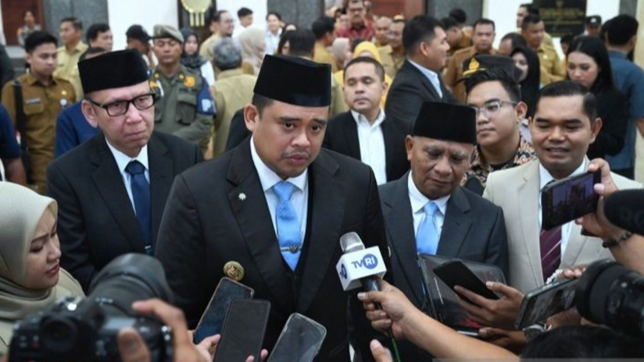 Gubernur Sumut terpilih, Bobby Nasution, telah resmi bergabung dengan Partai Gerindra setelah menerima KTA secara simbolis dari Prabowo Subianto, namun ia masih menunggu arahan terkait posisinya di partai tersebut.