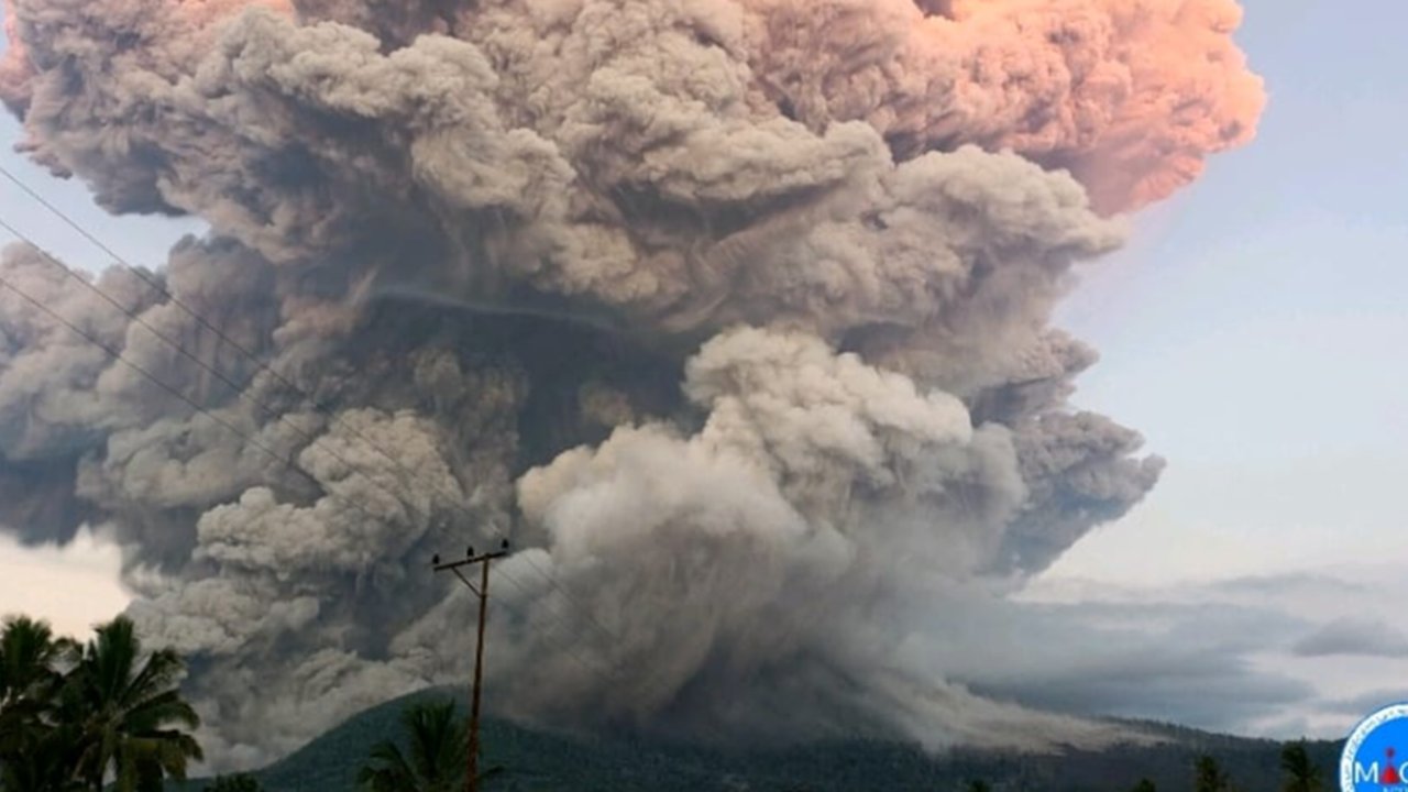 Lewotobi Laki-laki Meletus, Begini Penampakan Tinggi Kolom Abu Capai 10.000 Meter
