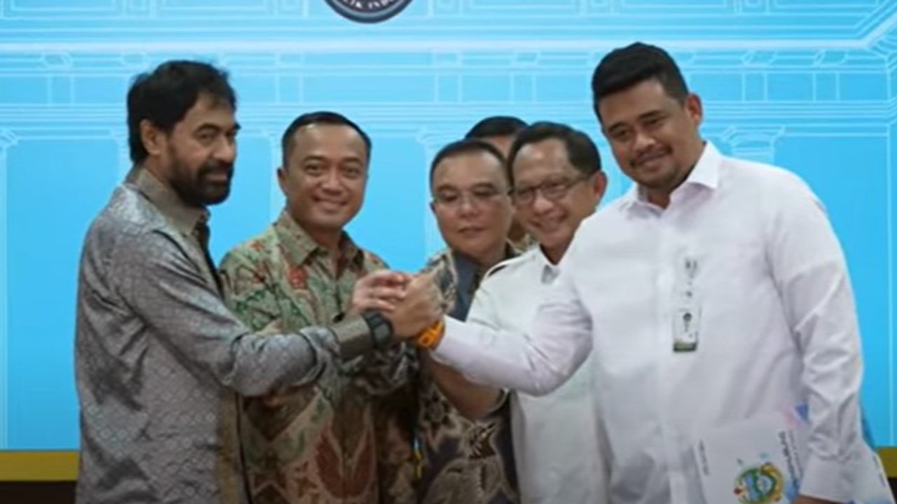 Saling Bersalaman Bobby Nasution dengan Gubernur Aceh