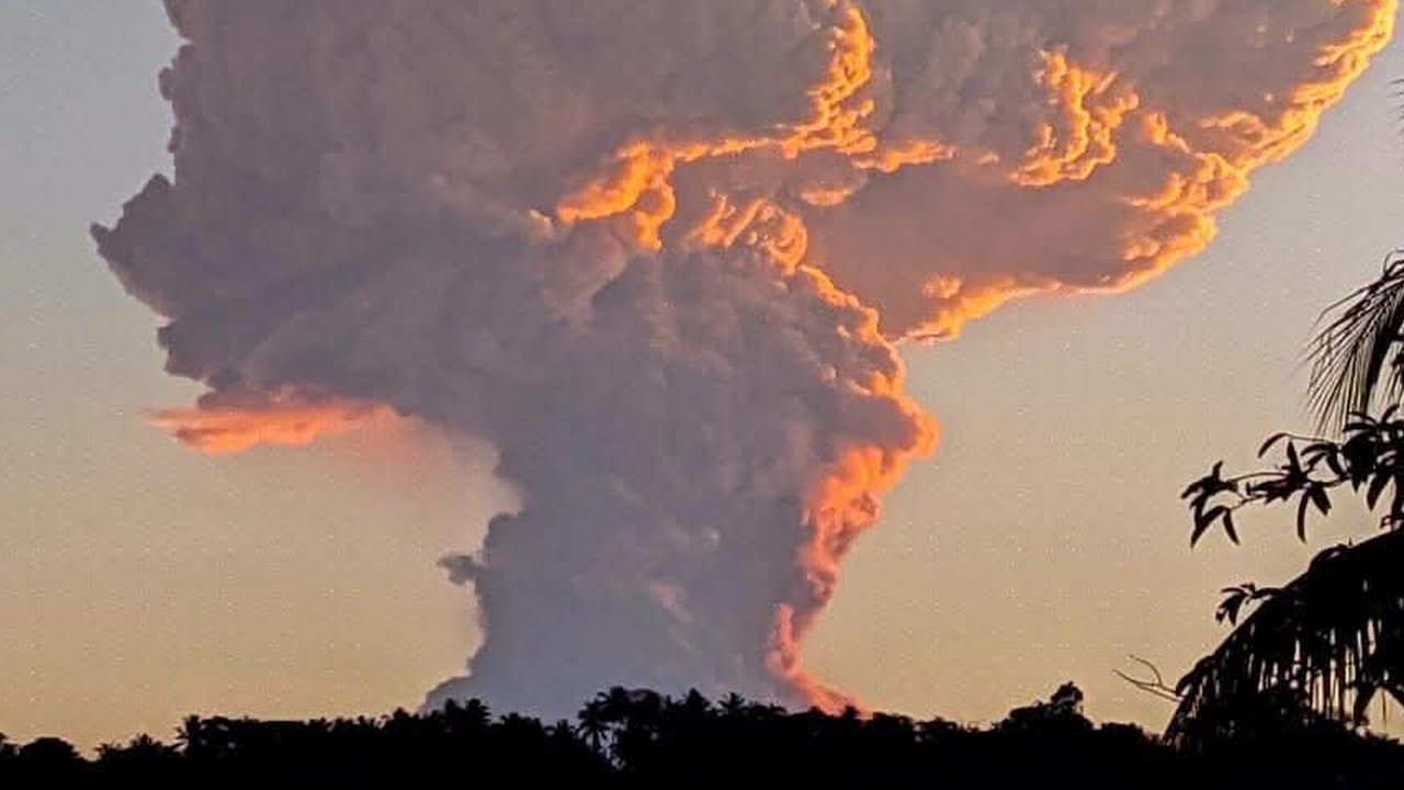 Gunung Lewotobi Laki-laki Meletus