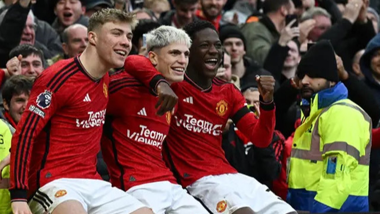 Pemain Manchester United (MU), Harry Maguire, Diogo Dalot, Andre Onana, dan Joshua Zirkzee, tampak lemas setelah gawang tim mereka dibobol Bournemouth dalam laga pekan 17 Premier League 20