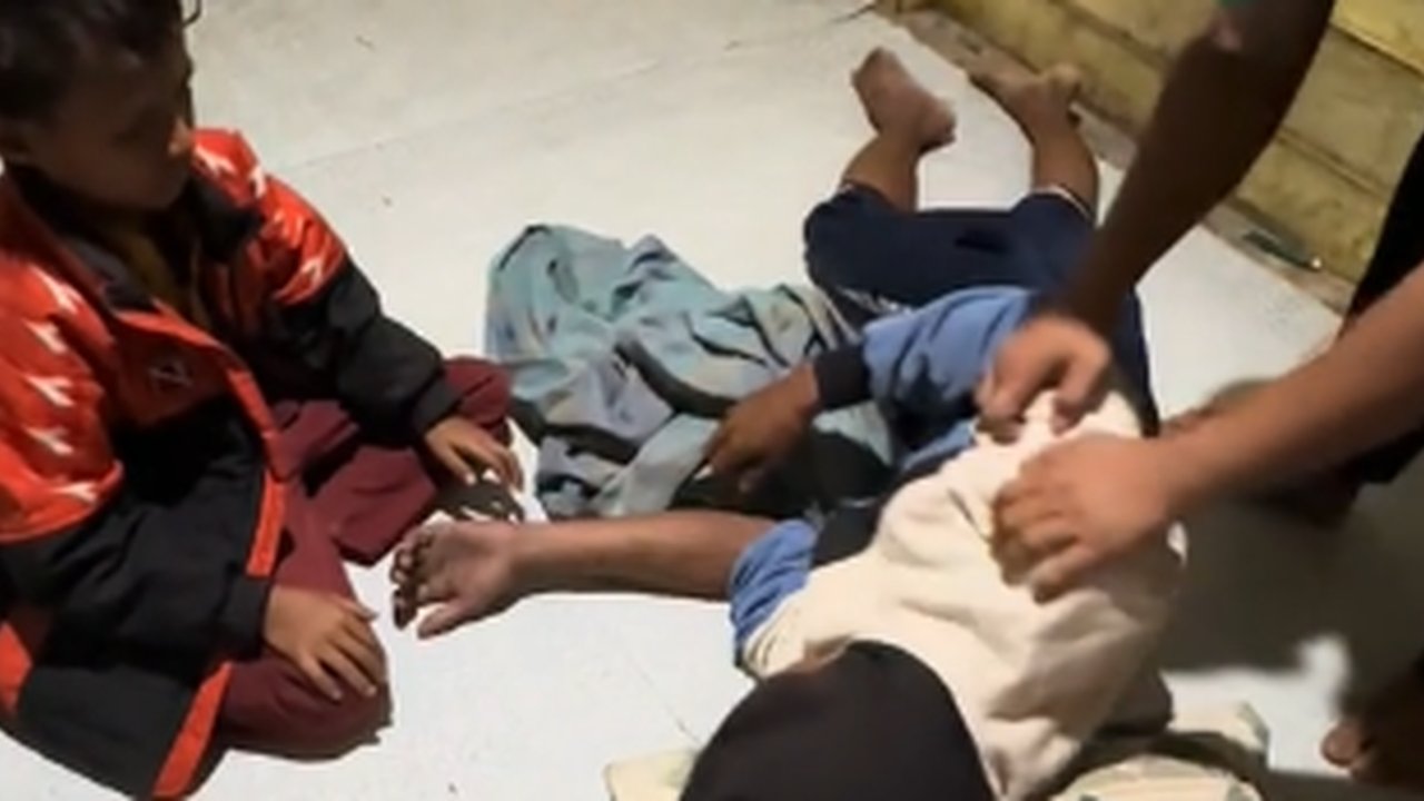 Tinggal Berdua di Rumah Sederhana, Bocah Laki-Laki Panik Nangis