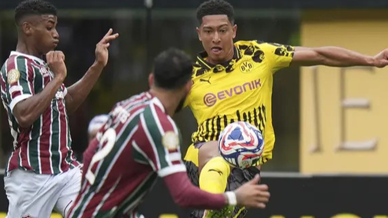 Karim Adeyemi (Borussia Dortmund) dihadang oleh Hercules dan Nonato (Fluminense) dalam laga Club World Cup Grup F di East Rutherford, New Jersey (AP Photo/Frank Franklin II)