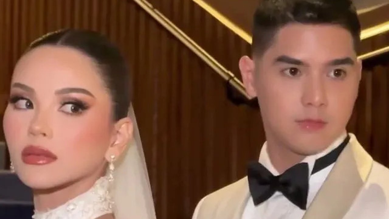 Tatanan rambut sleek elegan serta aksesori eksklusif berwarna silver. Semua elemen aksesori ini tidak berlebihan, justru memperkuat kesan anggun yang ingin ditonjolkan dari keseluruhan bridal look-nya.
