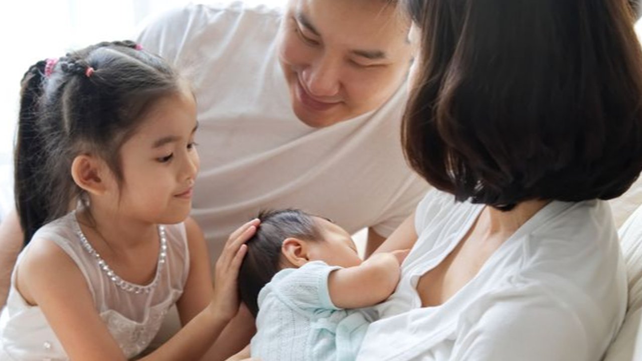 Bagi ibu yang menyusui seringkali mengalami sakit kepala yang bisa menyerang kapan saja.
