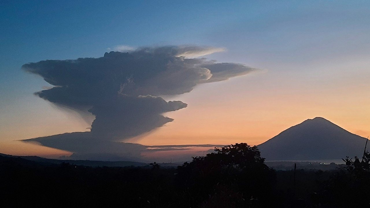Abu Vulkanik Gunung Lewotobi Laki-Laki Menyebar ke Tiga Kabupaten