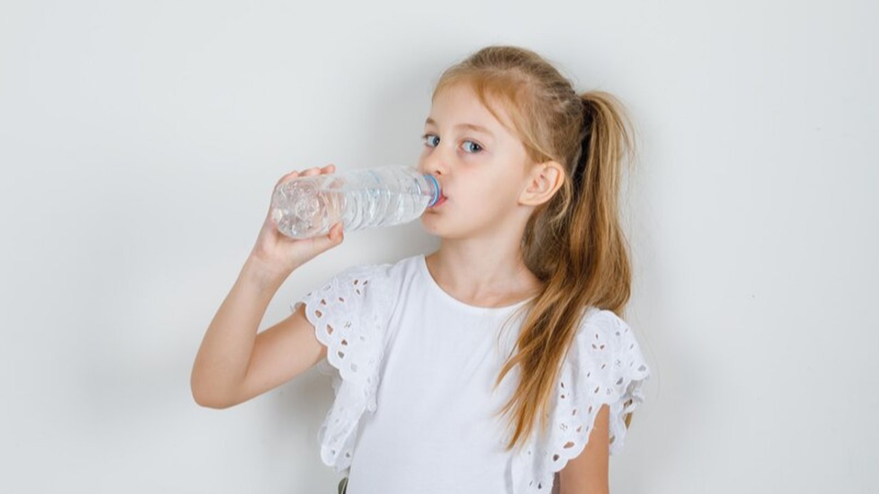 Ilustrasi Anak Minum