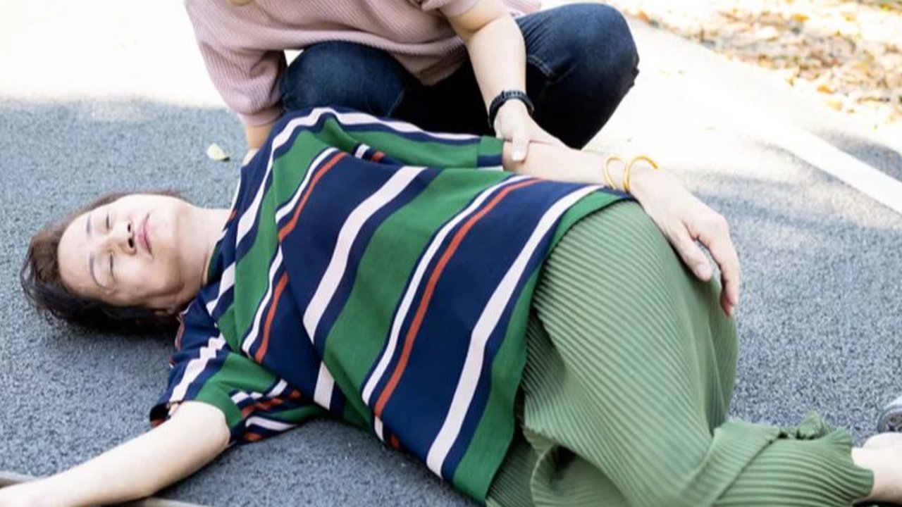 Kematian ibu dan bayi di dalam kandungannya bikin orang sekitar sedih.