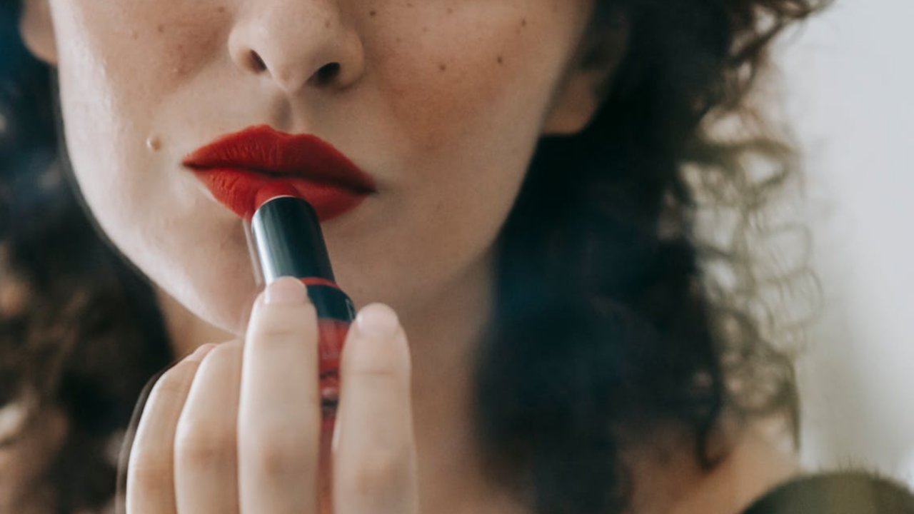 Ilustrasi Red Lipstick