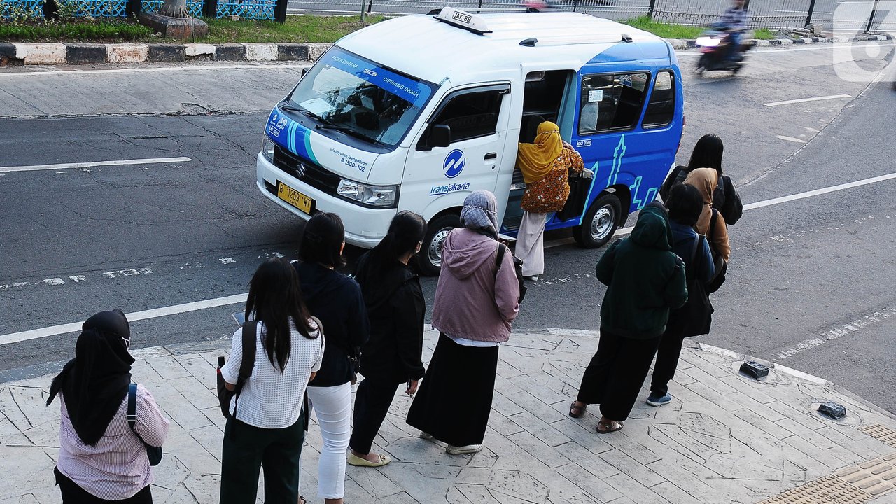 Budaya antre perlu terus disosialisasikan lebih luas, terutama untuk para pengguna moda transportasi di Jakarta. (merdeka.com/Imam Buhori)