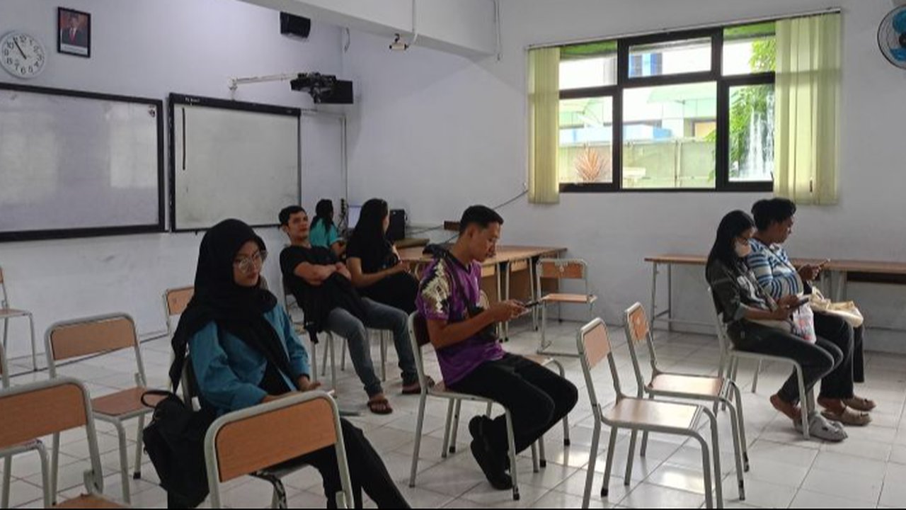 Ramai Orang Tua Datangi Posko Sudin Pendidikan, Bingung Anaknya Ditolak SPMB Jakarta Karena Masalah KK