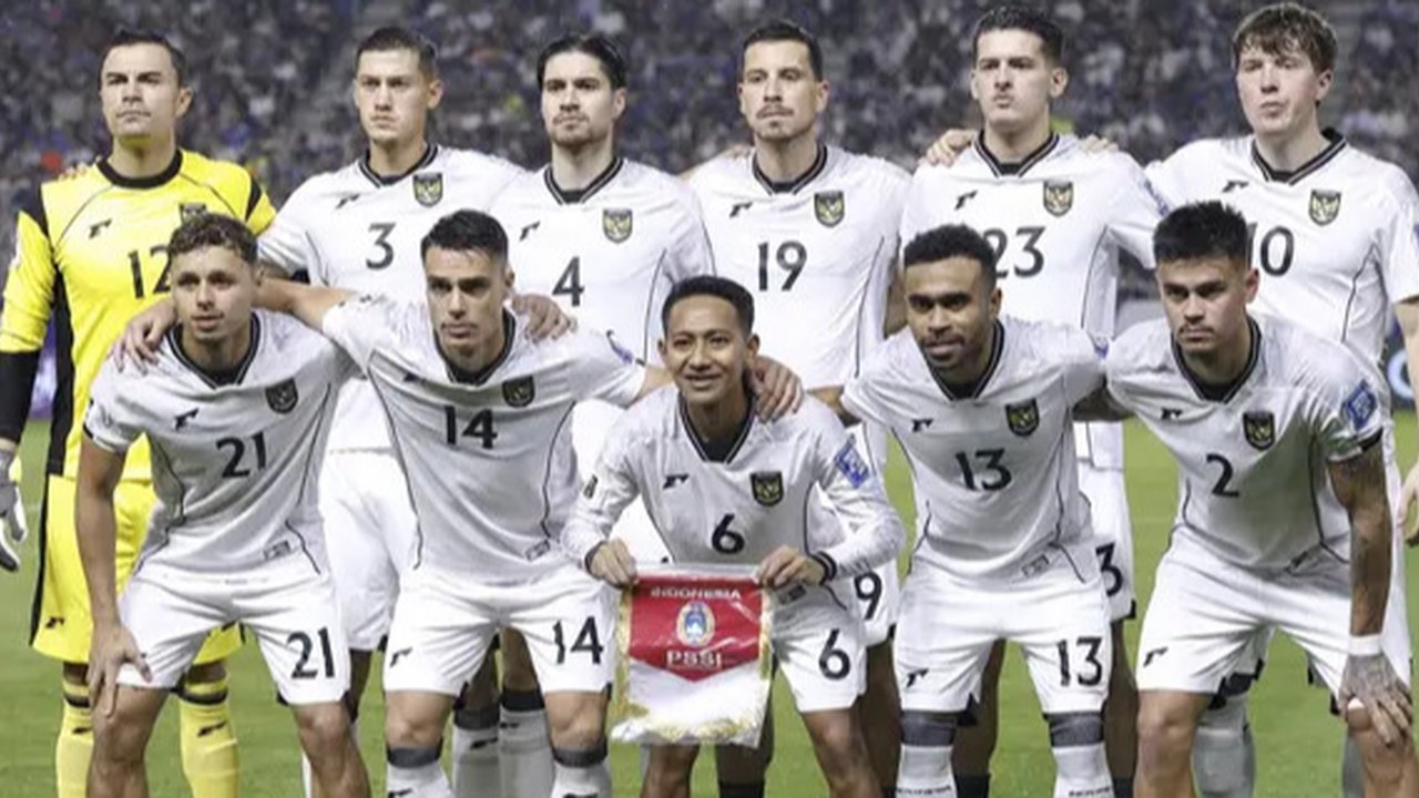 Kapten Timnas Indonesia, Jay Noah Idzes (kiri), berdiskusi dengan pelatih Patrick Kluivert saat laga melawan China dalam laga Kualifikasi Piala Dunia 2026 zona Asi
