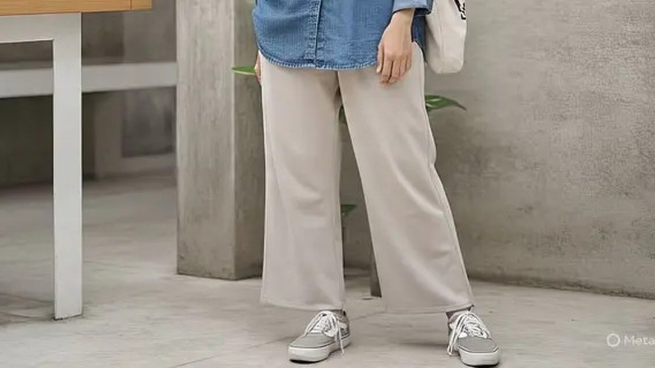 Tunik bahan satin yang dipadukan dengan celana kulot warna putih dan hijab warna pastel memberikan kesan elegan pada penampilan (Instagram/raniaskdr).
