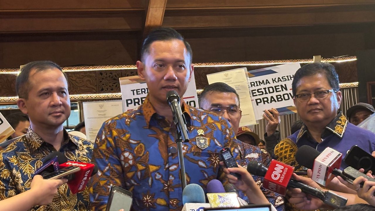 AHY Serahkan 1.120 Sertifikat Tanah untuk Transmigran di Sukabumi