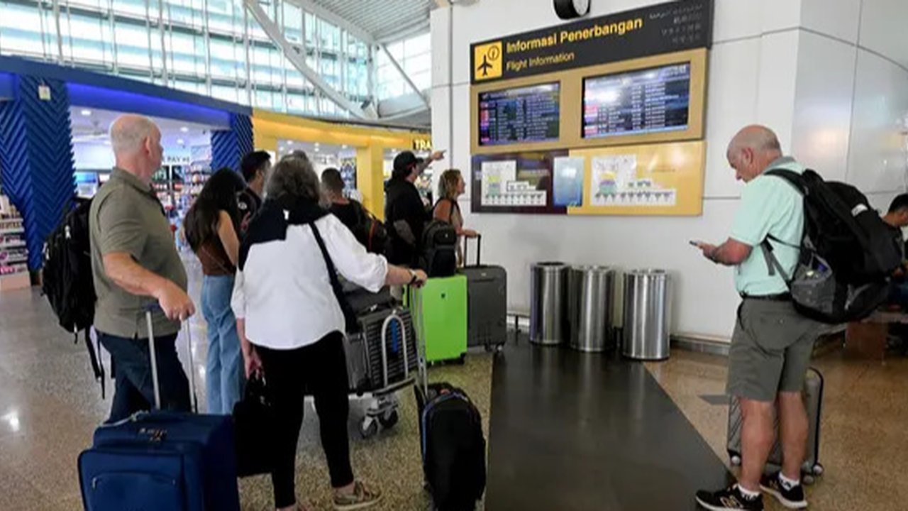 Erupsi Gunung berapi Lewotobi Laki-Laki di Nusa Tenggara Timur berdampak pada penundaan sejumlah jadwal penerbangan di Bandara Internasional Ngurah Rai, Denpasar, Bali, pada 21 Maret 2025. (SONNY TUMBELAKA/AFP)