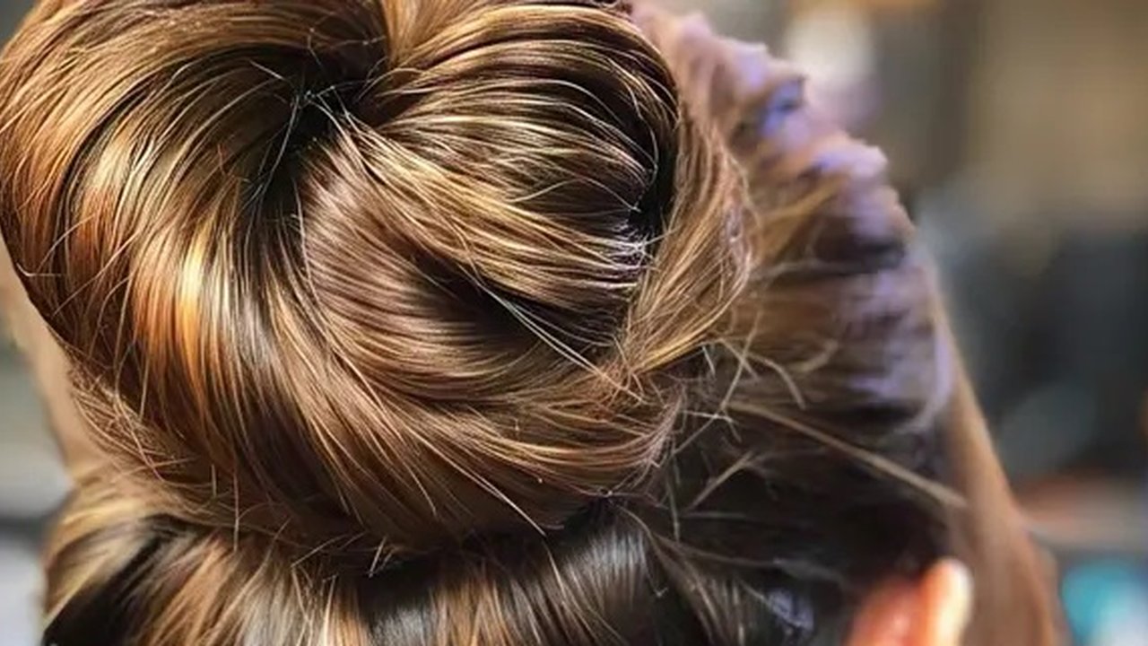 Rambut panjang Prilly ditata dengan sleek bun dan sematan aksesori emas yang menawan. [@prillylatuconsina96]