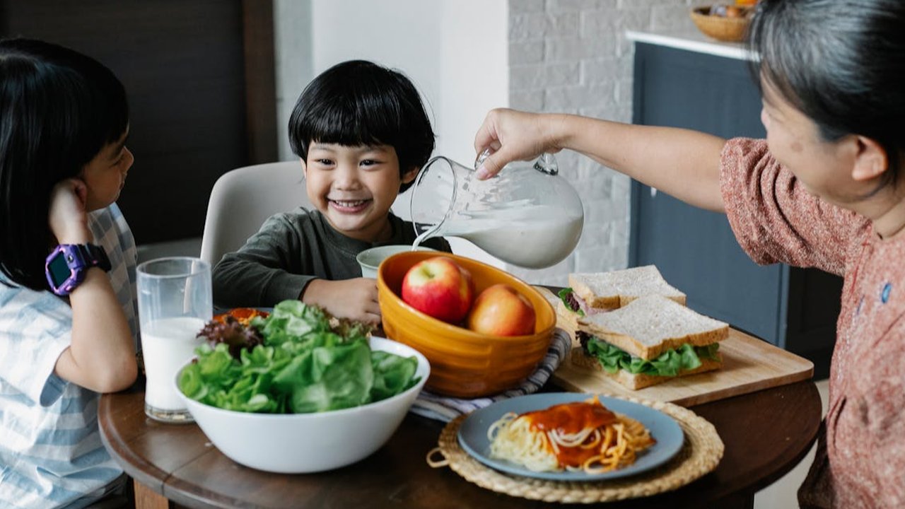 Ilustrasi Anak Makan