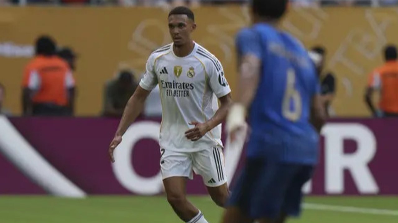 Bek sayap Real Madrid, Trent Alexander-Arnold, berusaha menahan pemain Al Hilal, Youssef Enriquez, dalam laga Grup H Piala Dunia Antarklub 2025 di Hard Rock stadium, Miami, Kamis (18/6/202