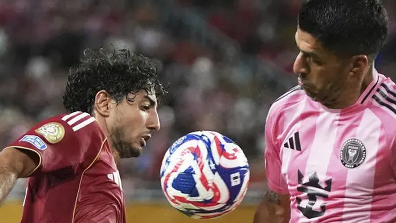 Ahmed Nabil Koka (kiri) dari Al Ahly dan Lionel Messi dari Inter Miami berebut bola dalam pertandingan sepak bola Grup A Piala Dunia Antarklub antara Al Ahly dan Inter Miami di Miami,