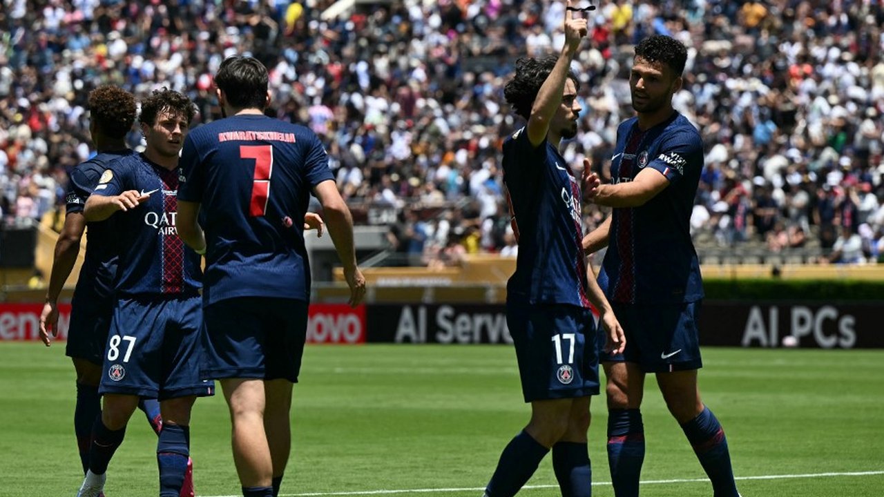 Para pemain Paris Saint-Germain (PSG) berpose untuk fotografer sebelum pertandingan sepak bola Grup B Piala Dunia Antarklub antara PSG dan Atletico Madrid di Pasadena, California, Minggu,
