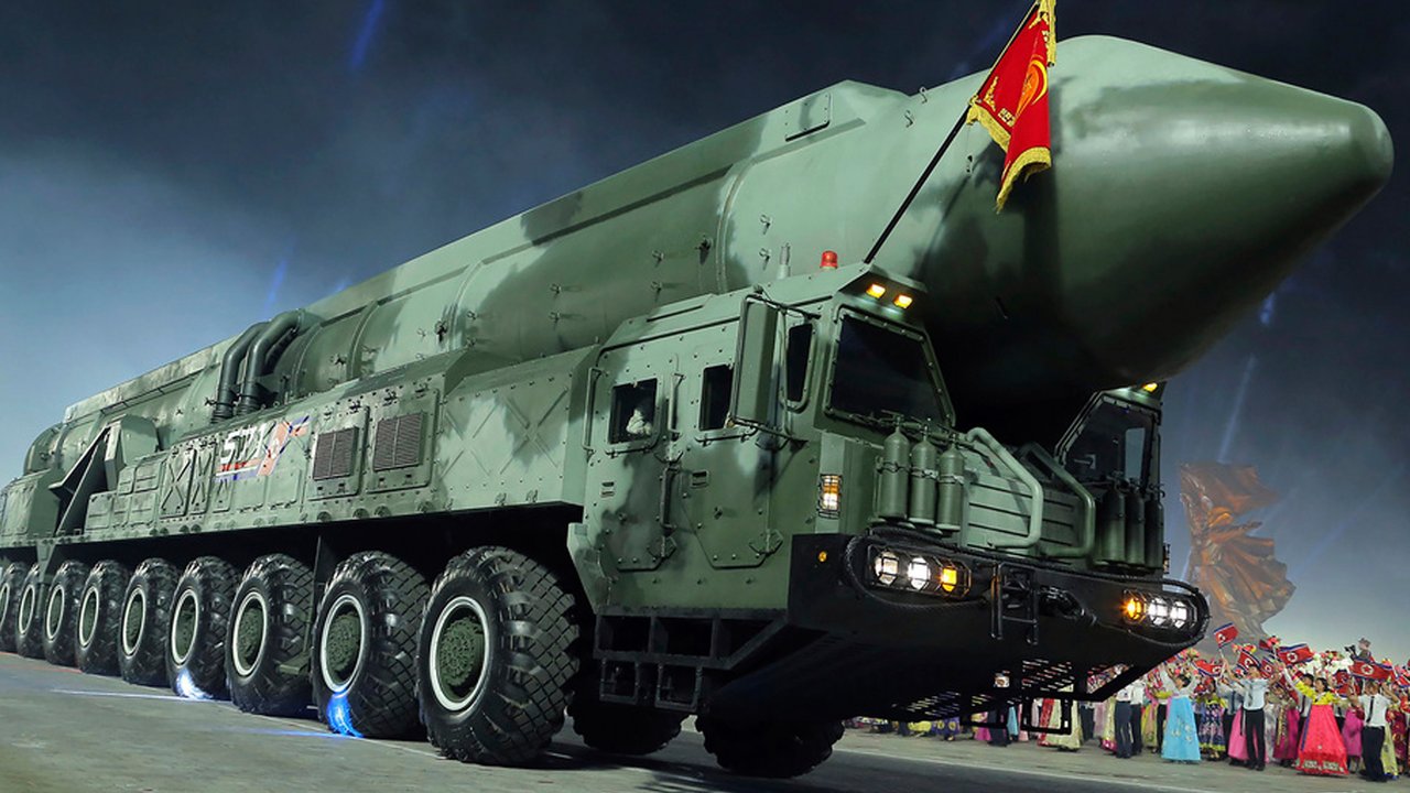 Korea Utara memamerkan sejumlah rudal berkemampuan nuklir dan drone tempur terbaru termasuk ke dalam persenjataan yang dipamerkan dalam parade militer terbaru. (Korean Central News Agency/Korea News Service via AP)