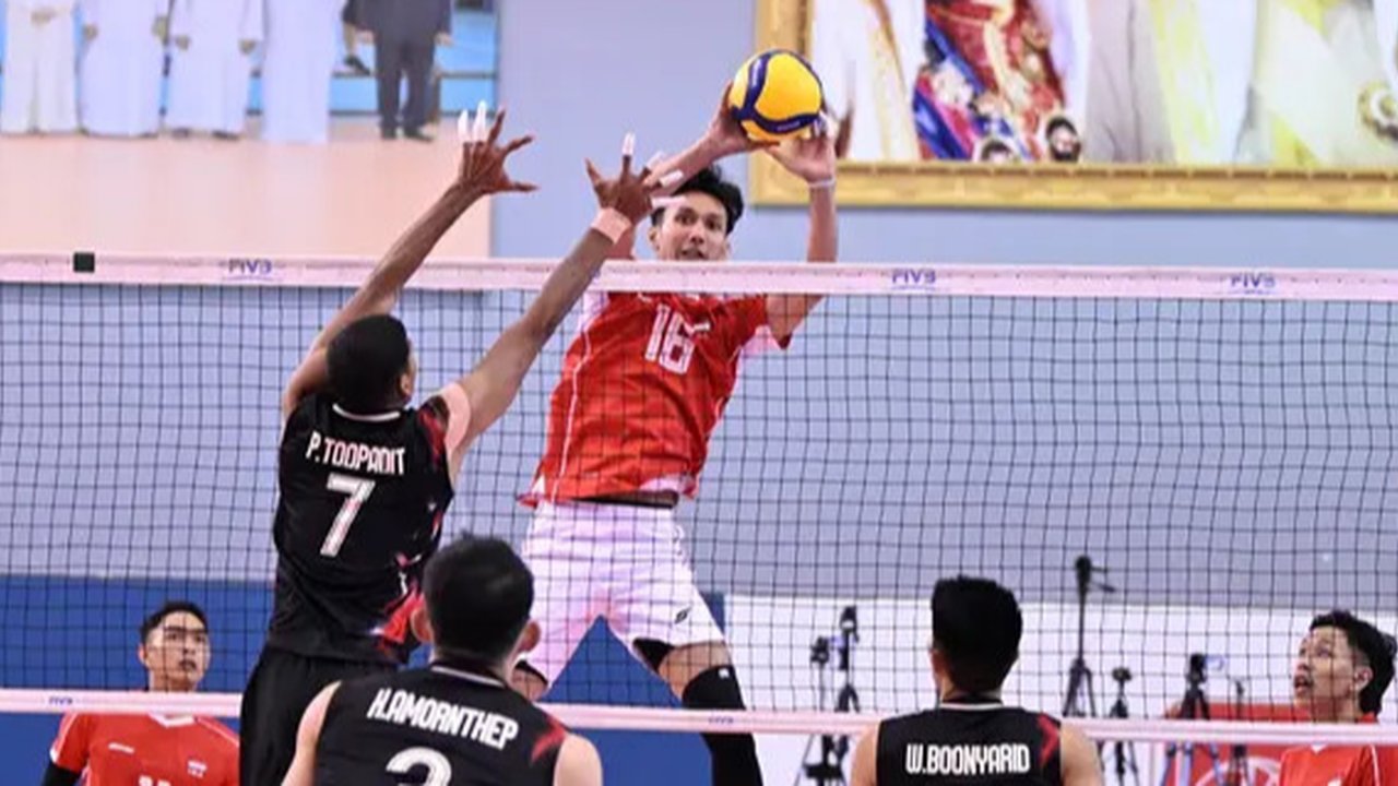 Pemain timnas voli putra Indonesia Hendra Kurniawan, Doni Haryono, dan Farhan Halim berselebrasi saat melawan Thailand pada laga Grup A AVC Nations Cup 2025 di Isa Bin Rashid Hal
